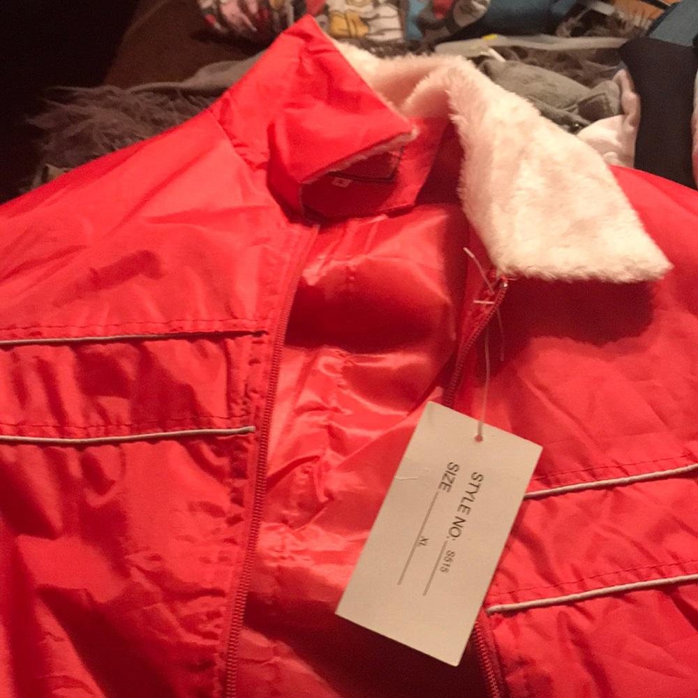 Size:XL for girls, the whole coat is pink and the collar is white and soft